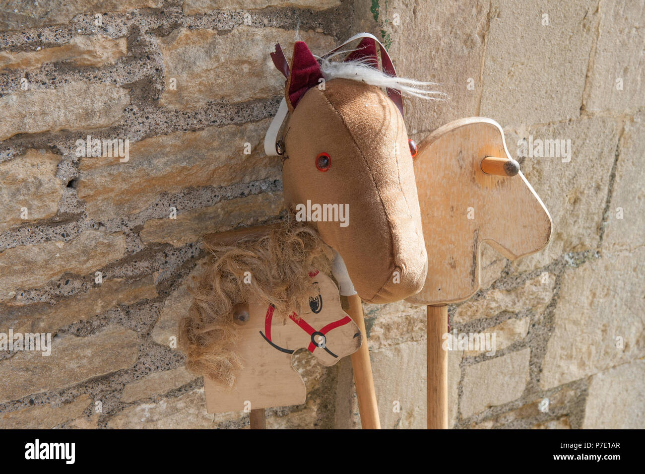 Una selezione di toy cavalli in legno pronto per giocare. Foto Stock