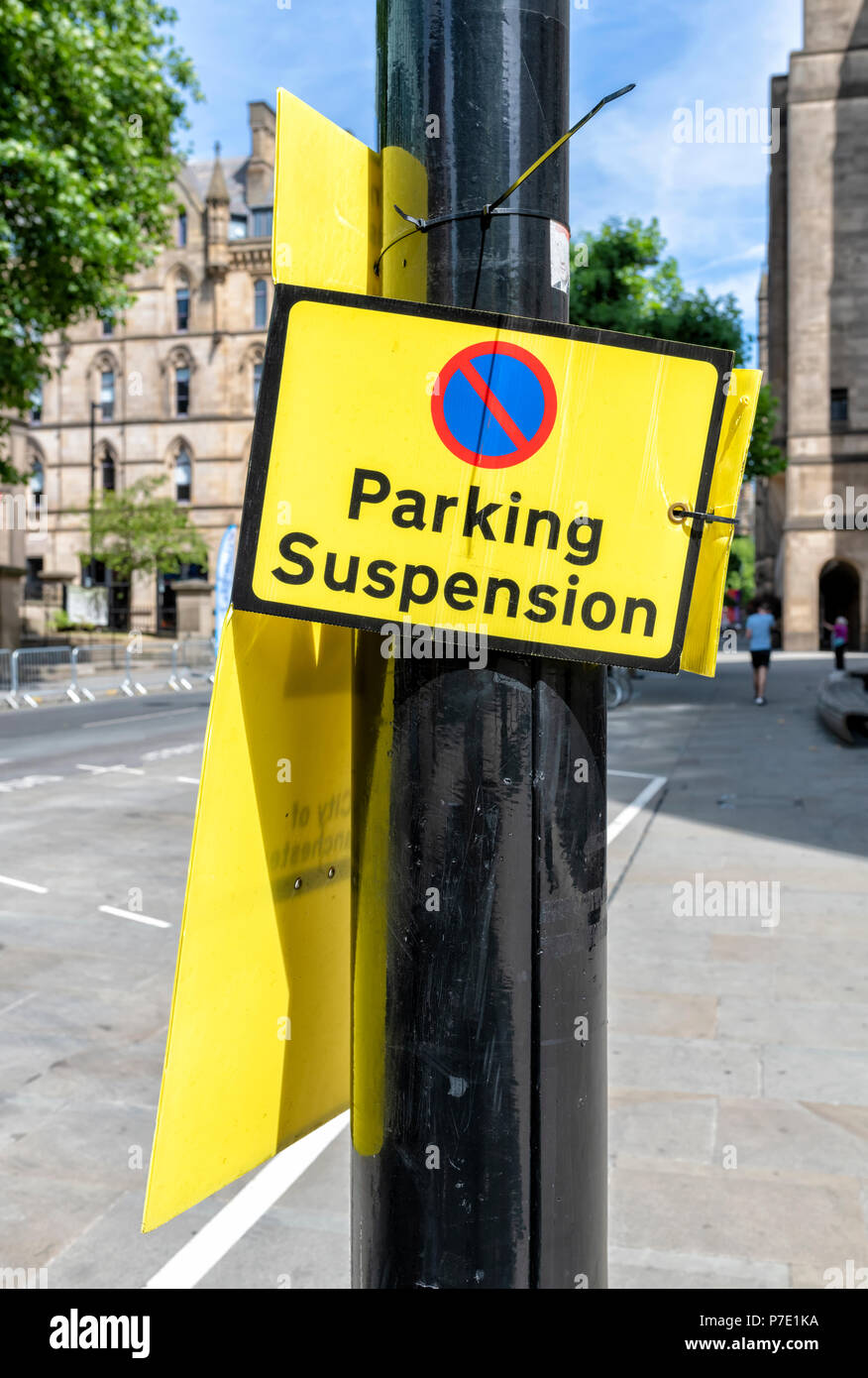 Un parcheggio giallo segno di sospensione fissato ad un palo nel centro di Manchester REGNO UNITO Foto Stock