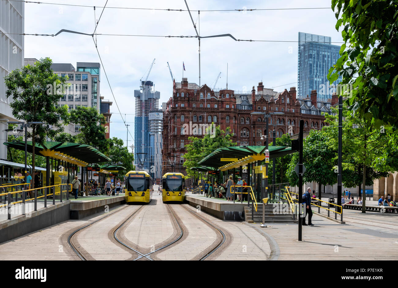 Due moderni giallo Metrolink tram fermano a St Peters Square Station nel centro di Manchester Foto Stock