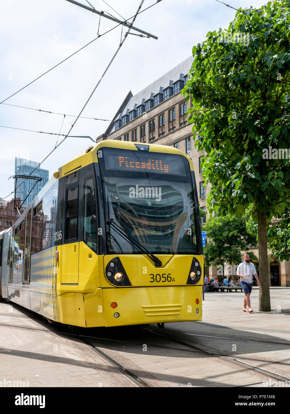 Un moderno giallo tram Metrolink fermate a St Peters Square Station nel centro di Manchester Foto Stock
