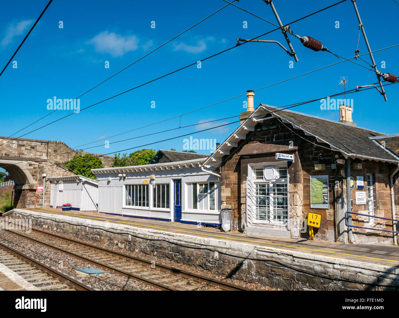 Rural stazione ferroviaria piattaforma con pittoresca sala attesa sulla giornata estiva con cielo blu, Drem stazione ferroviaria, East Lothian, Scozia, Regno Unito Foto Stock