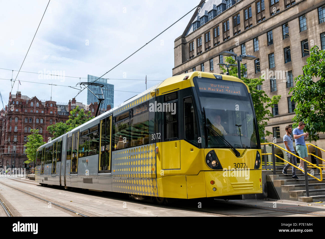 Un moderno giallo tram Metrolink fermate a St Peters Square Station nel centro di Manchester Foto Stock