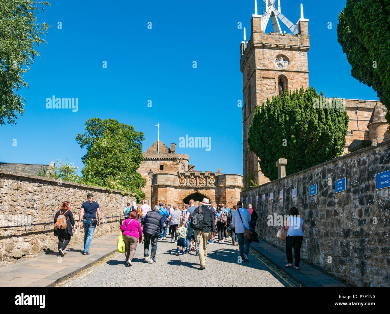 La folla di gente che passeggia nella porta d'ingresso su intrattenimento estivo giostre giornata con cielo blu a Linlithgow Palace, West Lothian, Scozia, Regno Unito Foto Stock