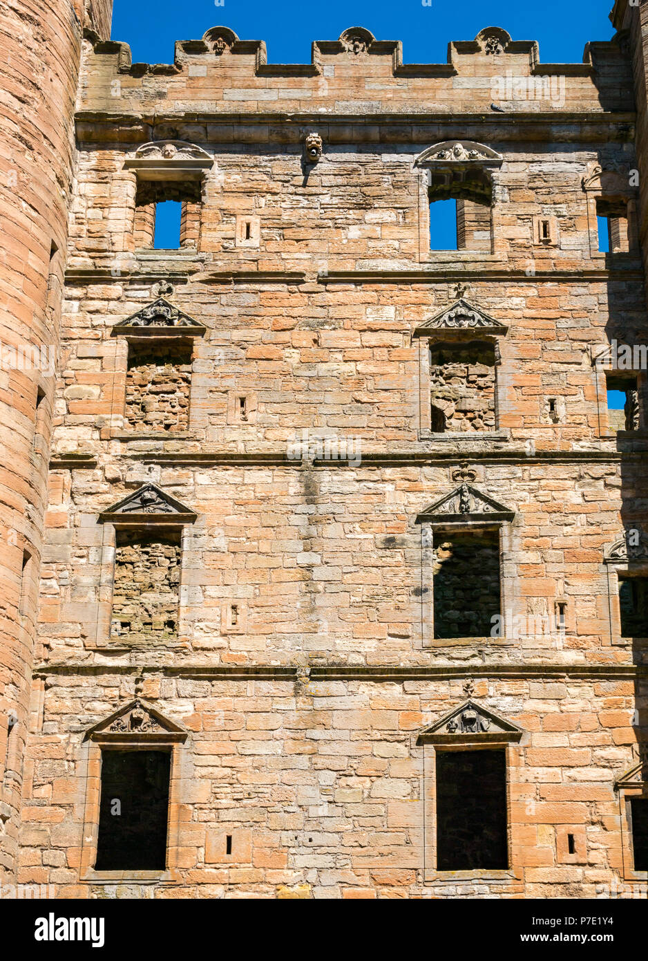 Rovinato interno alto muro con finestra aperta cornici, cortile centrale, Linlithgow Palace, West Lothian, Scozia, Regno Unito Foto Stock