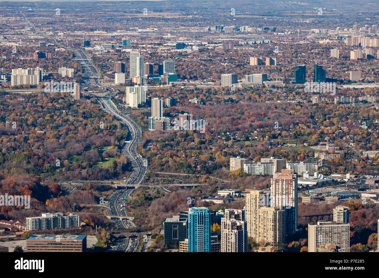 Una veduta aerea del Don Valley in Toronto, guardando a nord dalla Eglington. Foto Stock