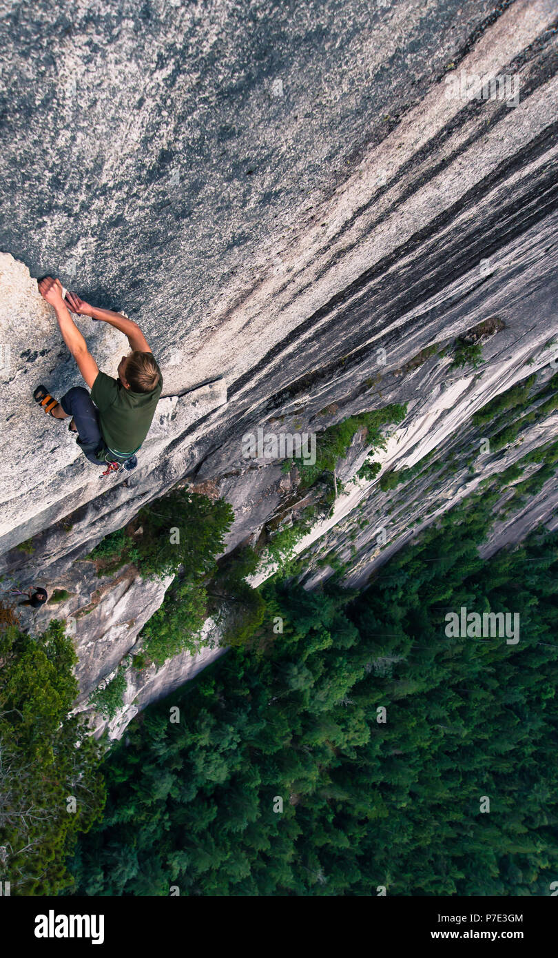 Giovane uomo arrampicata su roccia, 'la grande parete", il capo, Squamish, Canada, ad alto angolo di visione Foto Stock