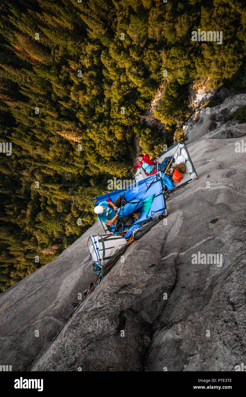 Due arrampicatori su portaledge su triple diretto, El Capitan, vista aerea, Yosemite Valley, California, Stati Uniti d'America Foto Stock