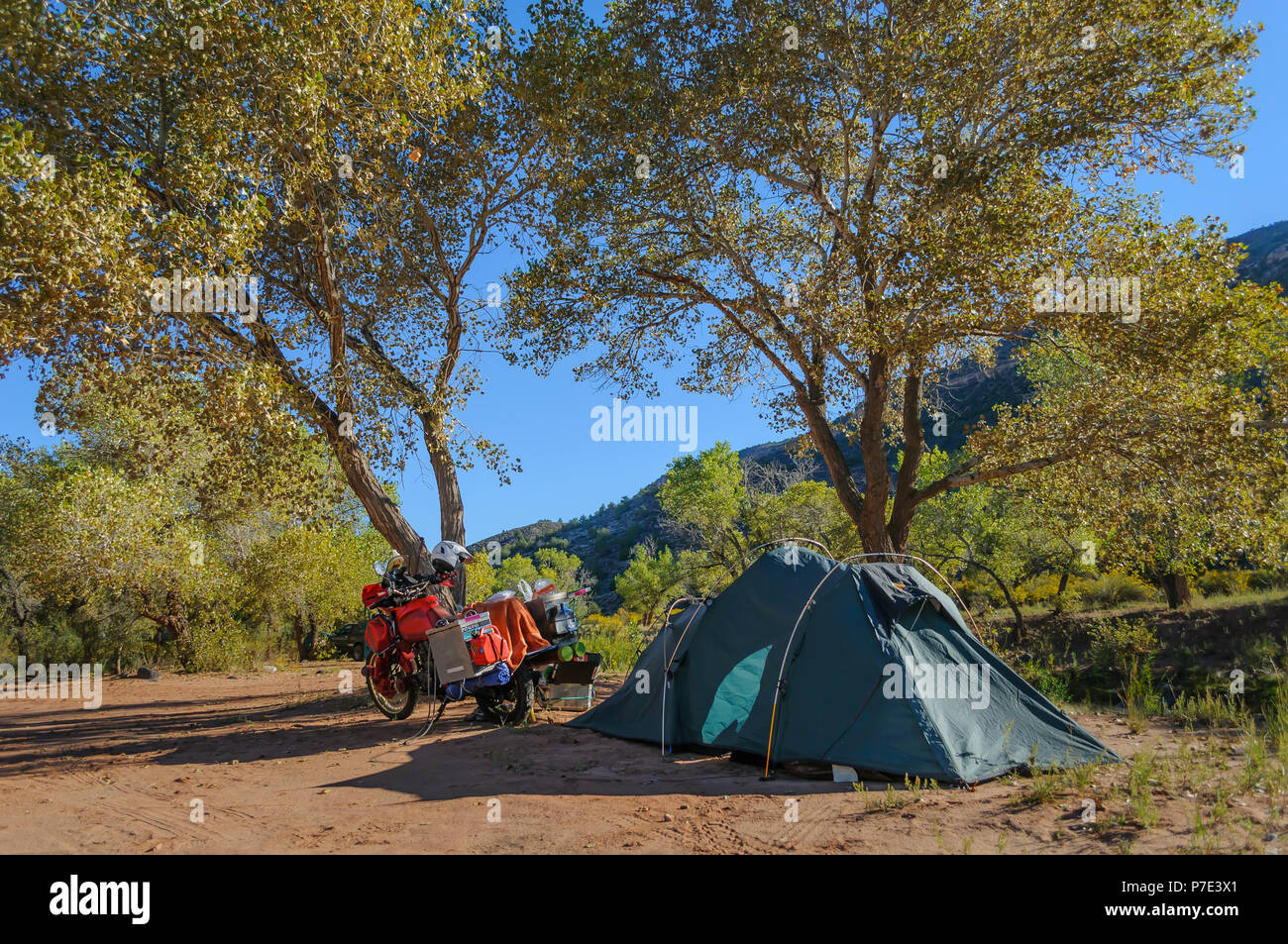 Touring moto e tenda, Zion National Park camping, Utah, Stati Uniti d'America Foto Stock