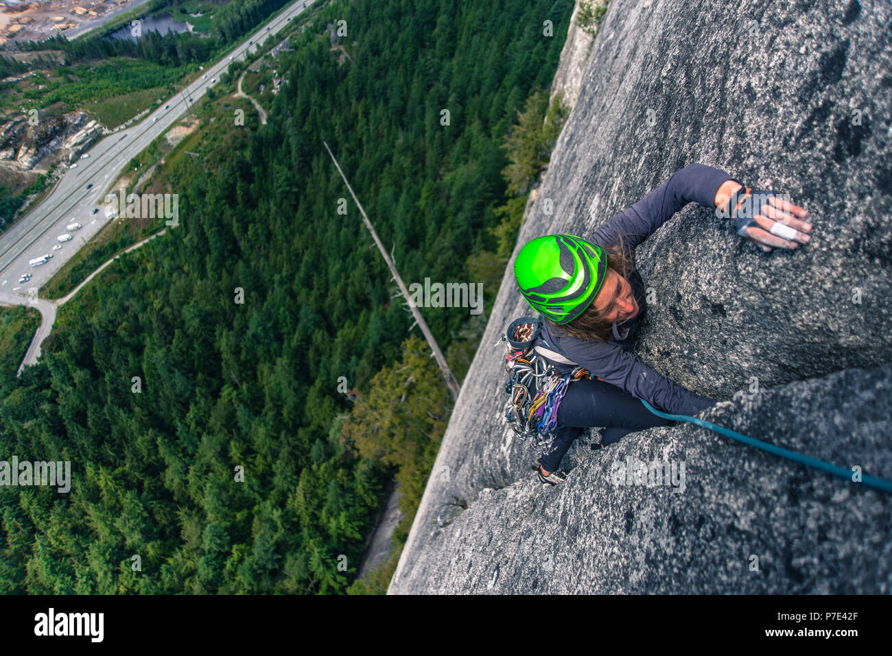 Scalatore di scalata verso il capo, Squamish, Canada Foto Stock