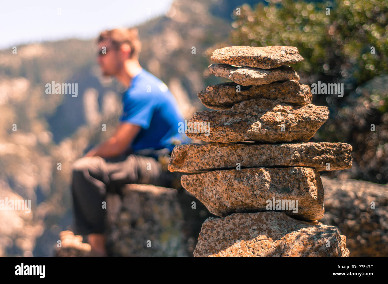 Pila di rocce equilibrato sulla Cattedrale maggiore guglia, Yosemite Valley, California, Stati Uniti Foto Stock