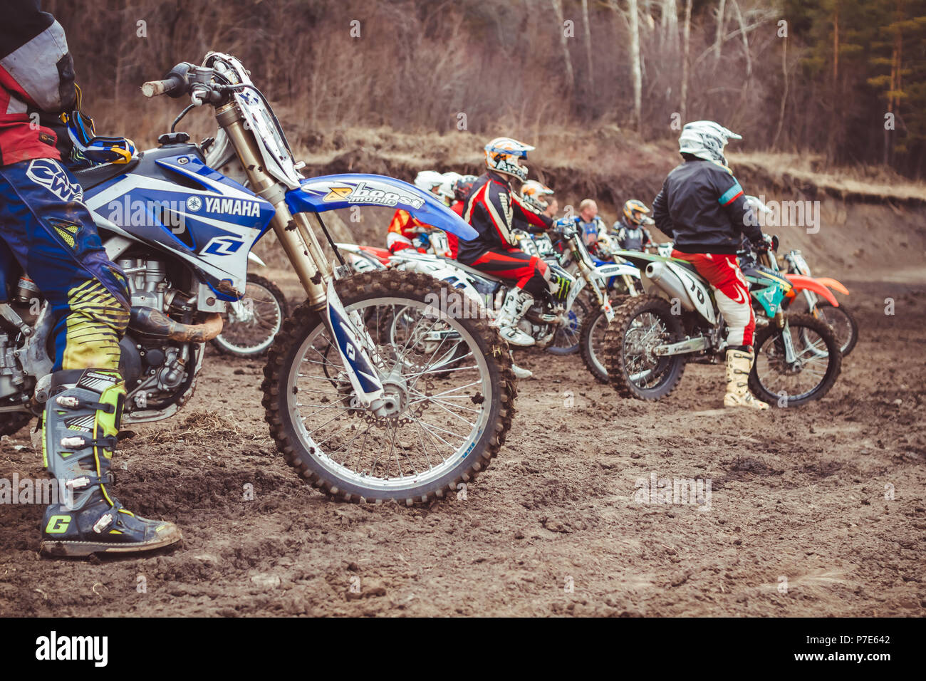 Novokuzneck, Russia - 21.04.2018: Close-up di biker seduto sul motociclo in punto di partenza prima dell inizio della gara Foto Stock