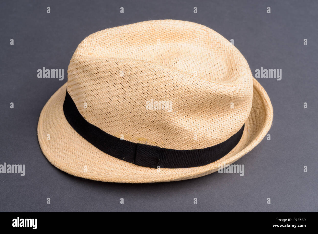 Sun Hat contro uno sfondo grigio Foto Stock