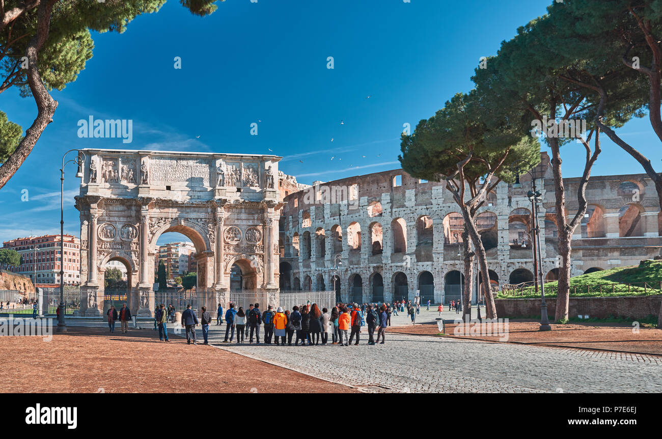 Italia, Roma, 9 marzo/ 2018, i turisti a piedi intorno all'Arco di Costantino, Colosseo in background Foto Stock