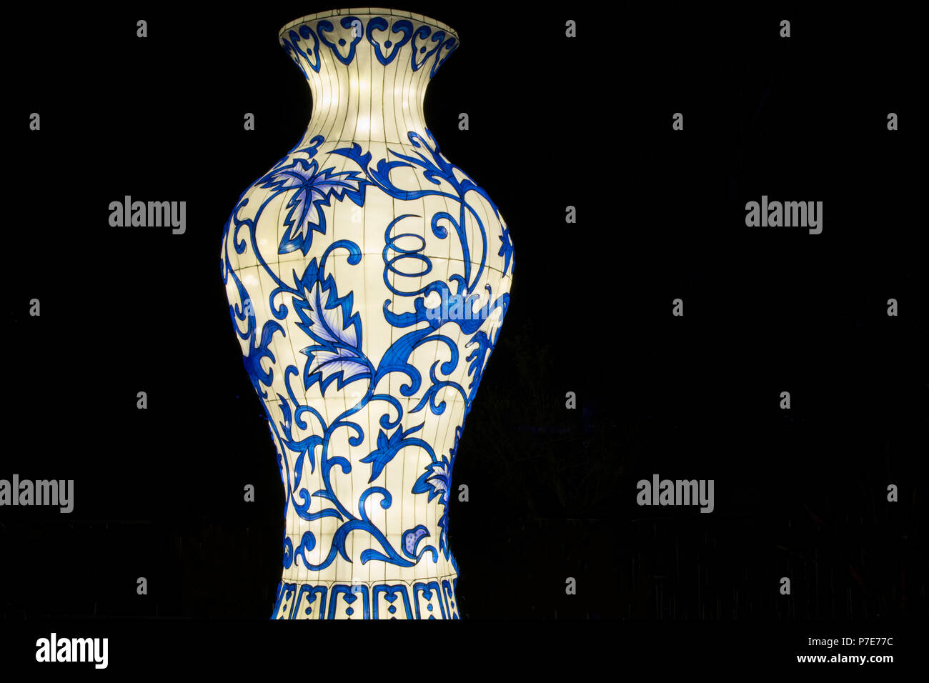 Il cinese blu e bianco vaso illuminato lanterna. Foto Stock