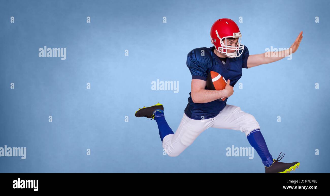Giocatore di football americano in bianco con sfondo blu Foto Stock