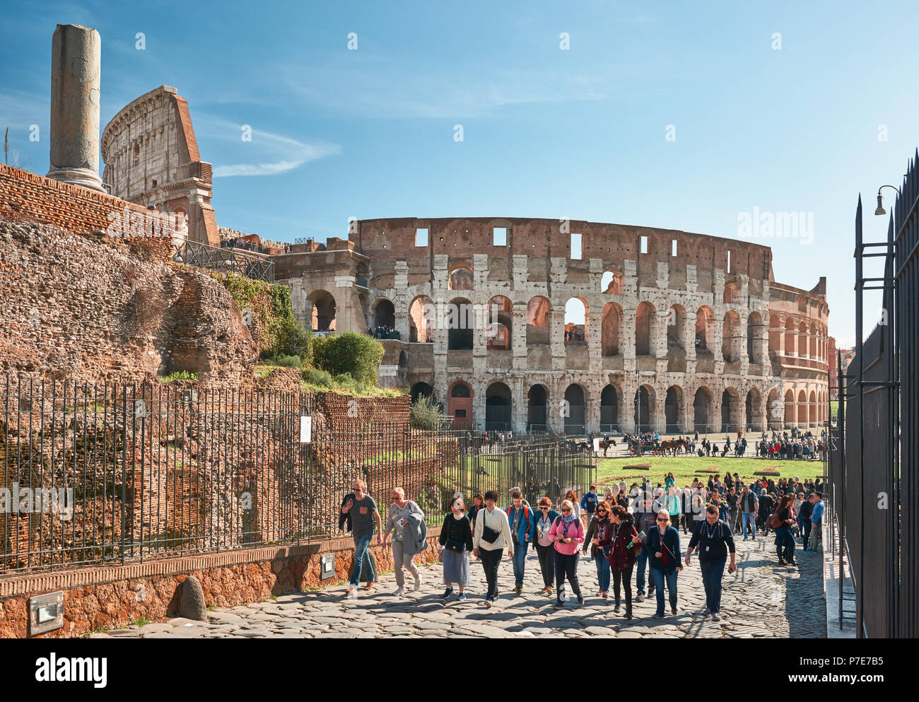 Italia, Roma, 9 marzo/ 2018, i turisti a piedi all'ingresso dei fori imperiali, via sacra, Colosseo in background Foto Stock