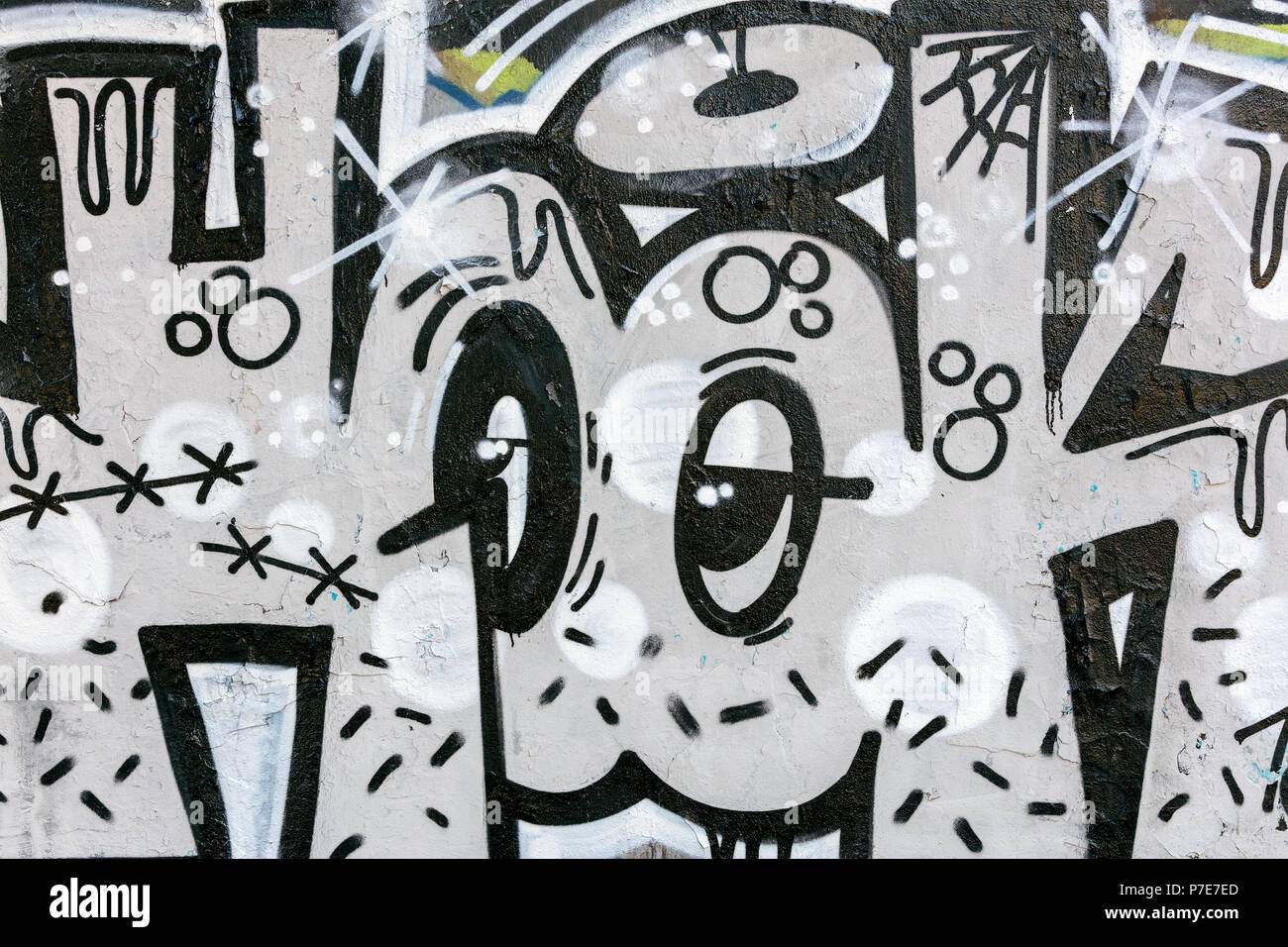 MINSK, Bielorussia - 13 Aprile 2018: bella in bianco e nero graffiti. strada contemporanea arte sulle mura della città Foto Stock