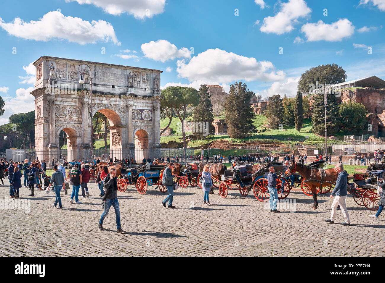 Italia, Roma, 9 marzo/ 2018, i turisti a piedi intorno all'Arco di Costantino Foto Stock