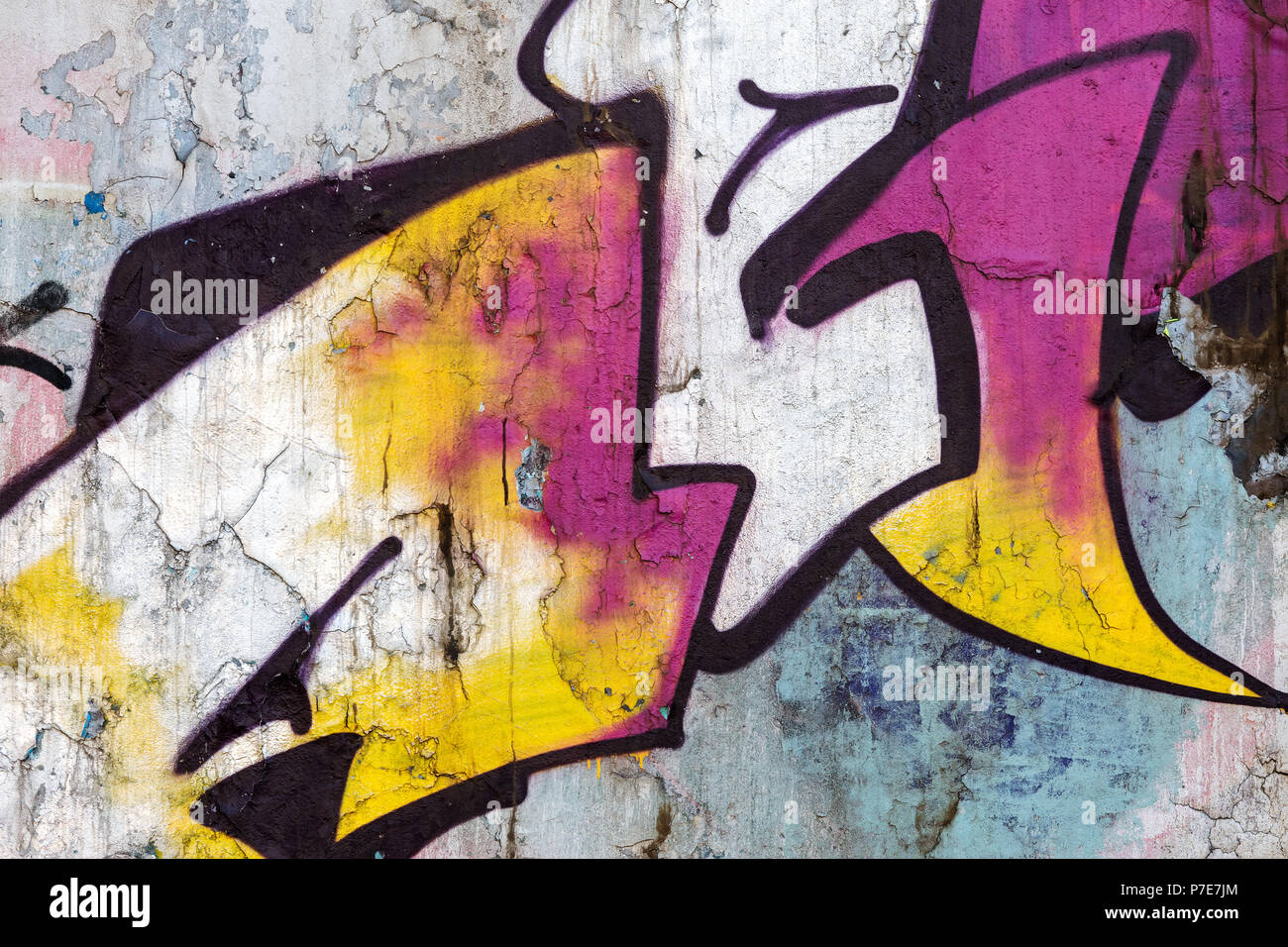 MINSK, Bielorussia - 13 Aprile 2018: bright street art background. coloratissimo graffito su vecchi graffiato parete della città Foto Stock