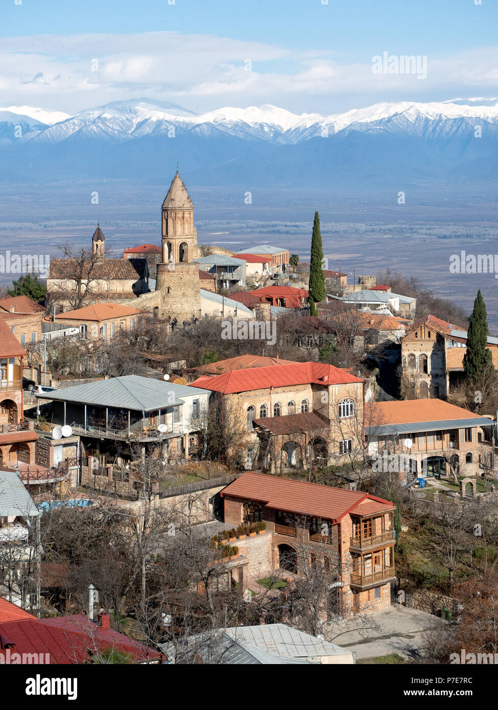 Sighnaghi città vecchia e Caucaso montagne innevate, Georgia Foto Stock