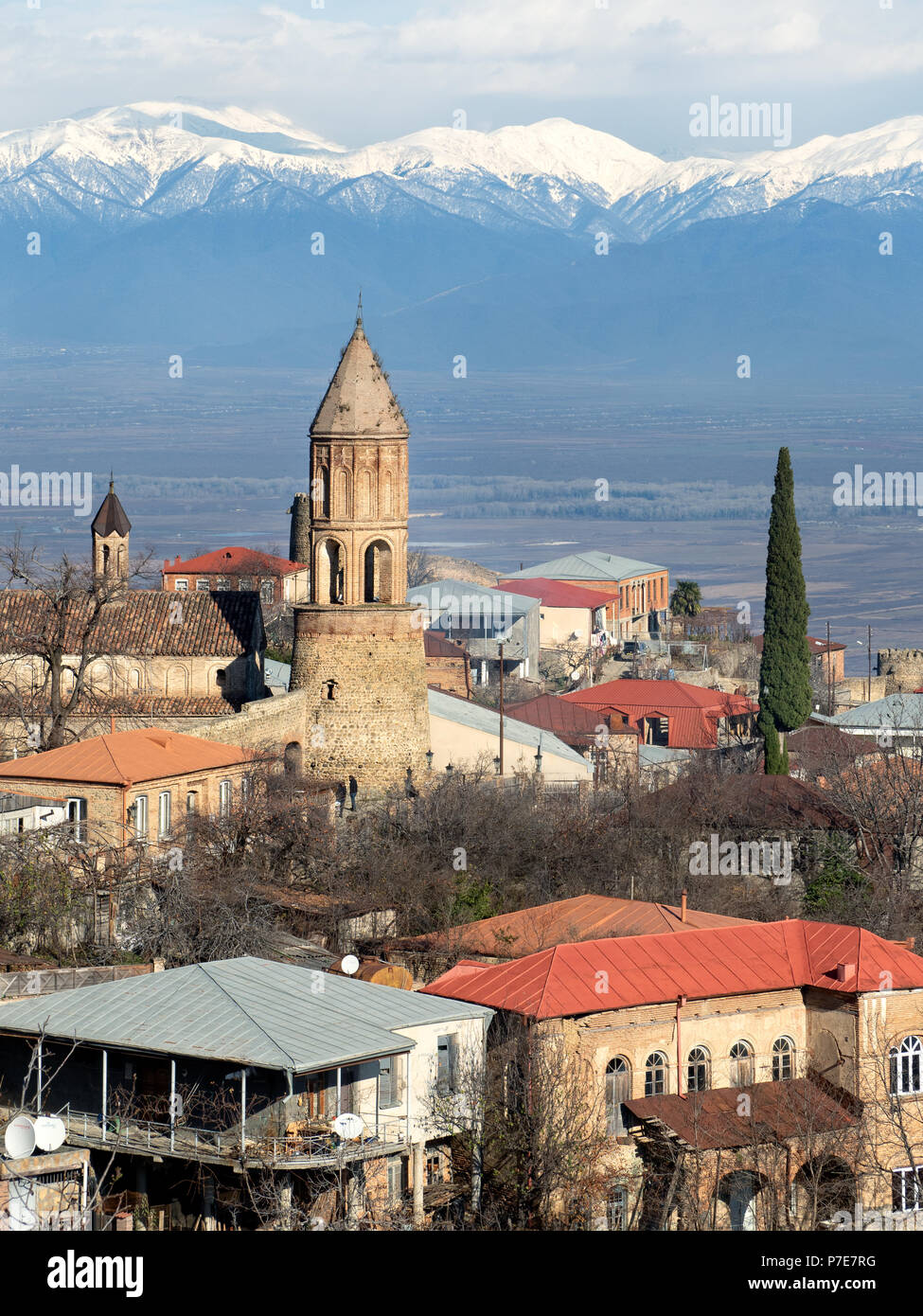Vista di Sighnaghi città storica e innevate montagne del Caucaso, regione di Kakheti, Georgia Foto Stock