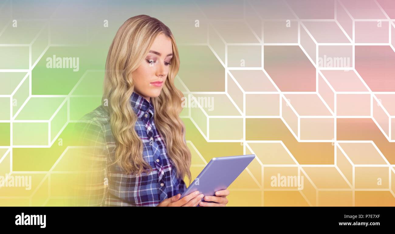 Donna che utilizza PC tablet con transizione geometrica Foto Stock