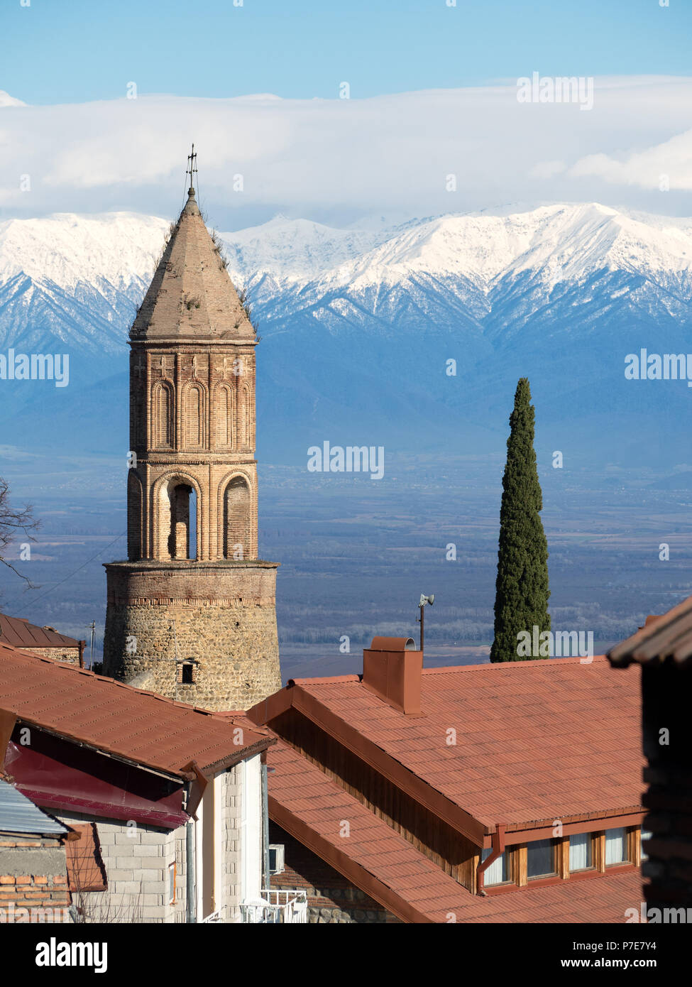 San Giorgio il campanile e il Caucaso montagne innevate, Sighnaghi, regione di Kakheti, Georgia Foto Stock