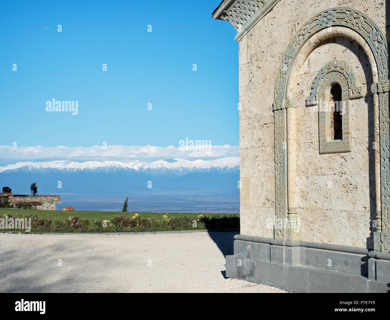Vista della valle Alazani e montagne del Caucaso dal monastero di Bodbe, Georgia Foto Stock