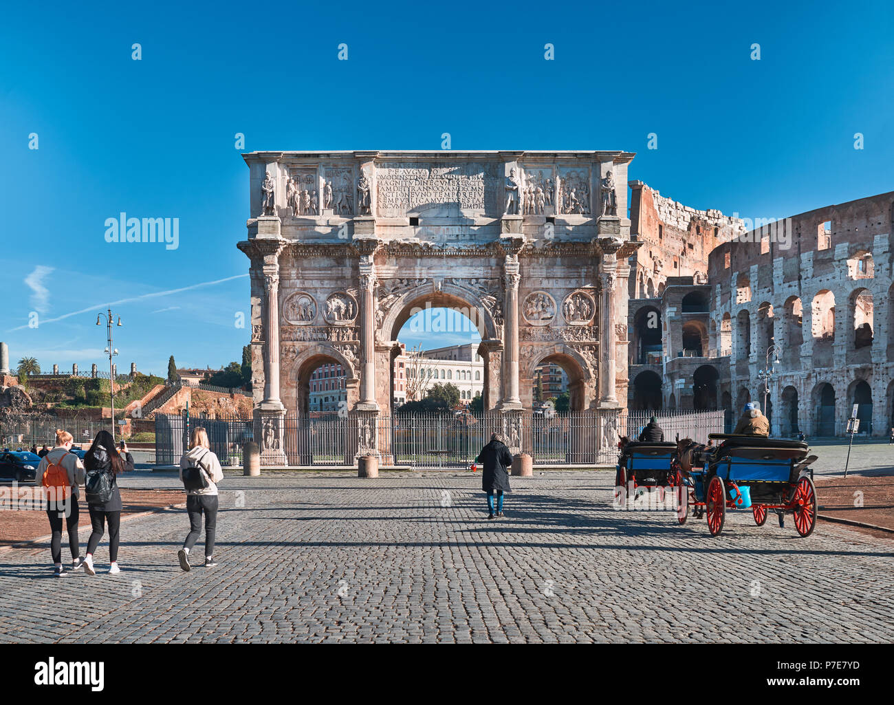 Italia, Roma, 9 marzo/ 2018, i turisti a piedi intorno all'Arco di Costantino, Colosseo in background Foto Stock