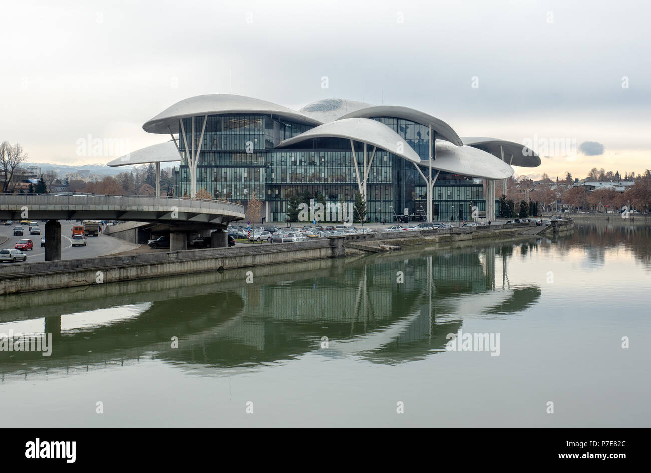 Giustizia casa dal fiume Kura, Tbilisi, Georgia. Architettura moderna edificio progettato da Studio Fuksas Foto Stock