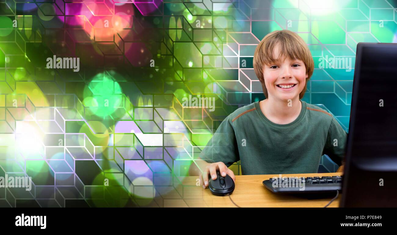 Boy utilizzando computer con luci geometriche transizione Foto Stock