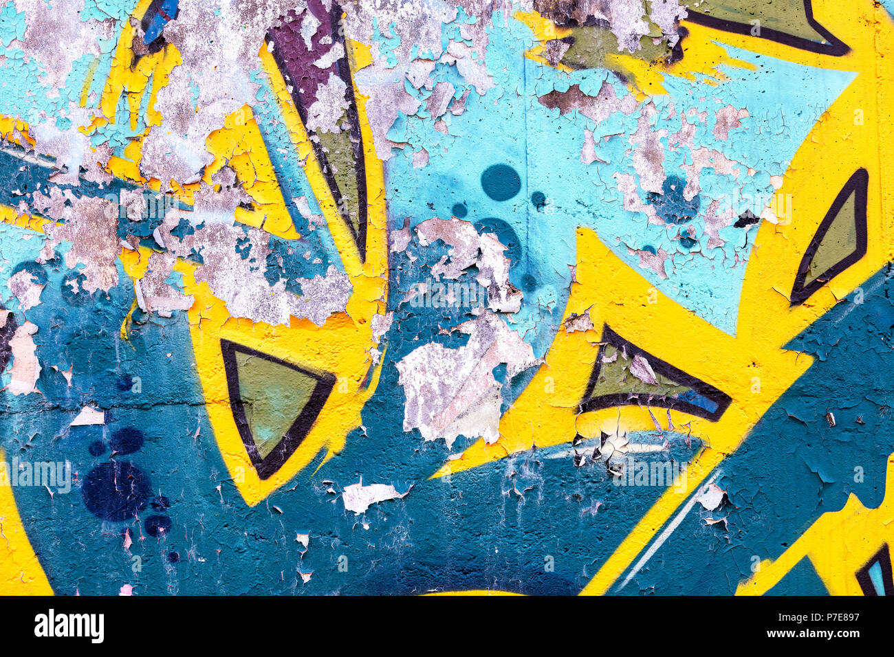 MINSK, Bielorussia - 13 Aprile 2018: città grunge parete con graffiato la verniciatura a spruzzo graffiti Foto Stock