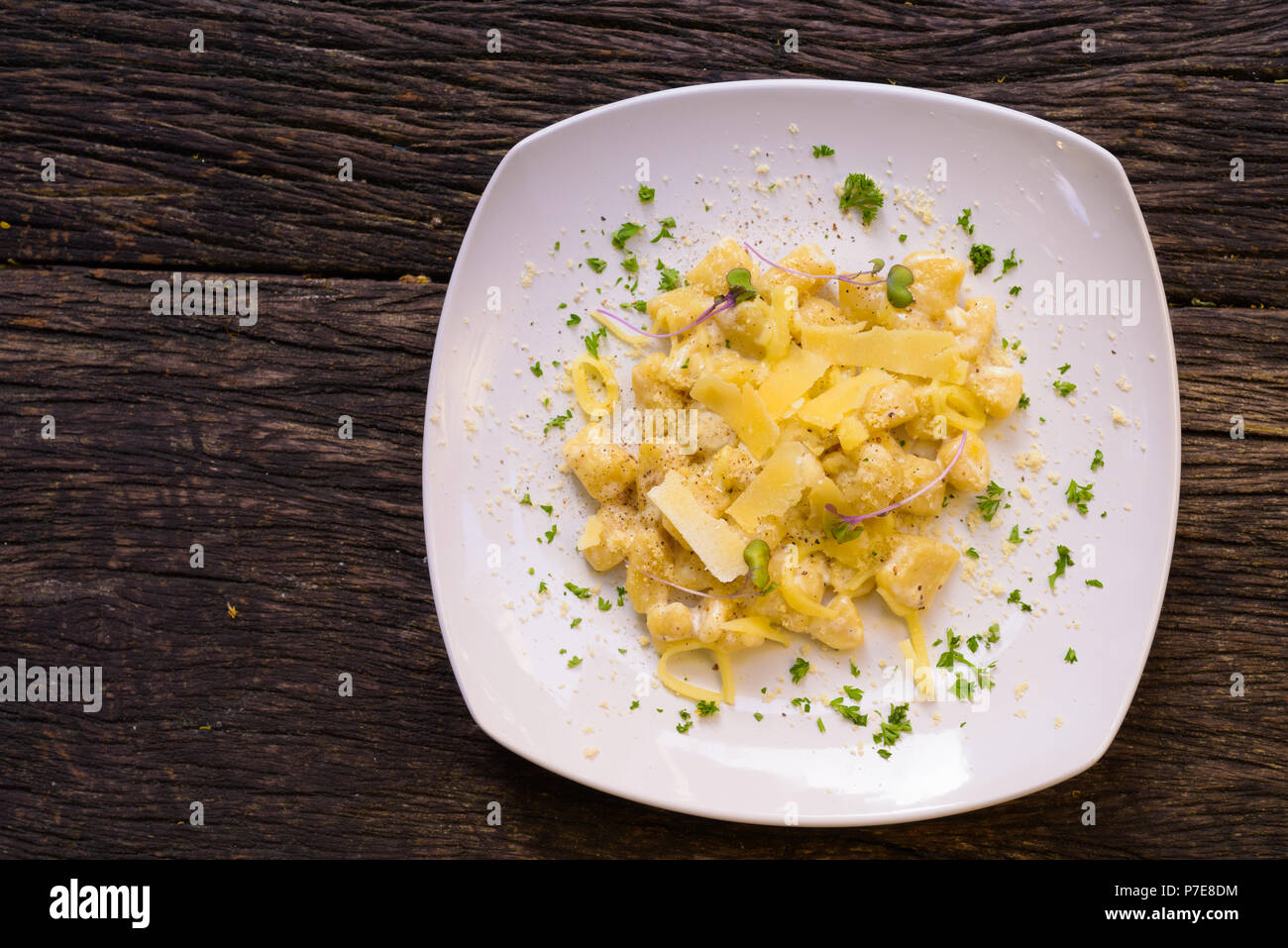 Gnocchi mescolato con formaggio e panna Foto Stock