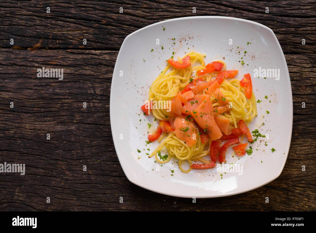 Salmone Spaghetti al pomodoro fresco Foto Stock