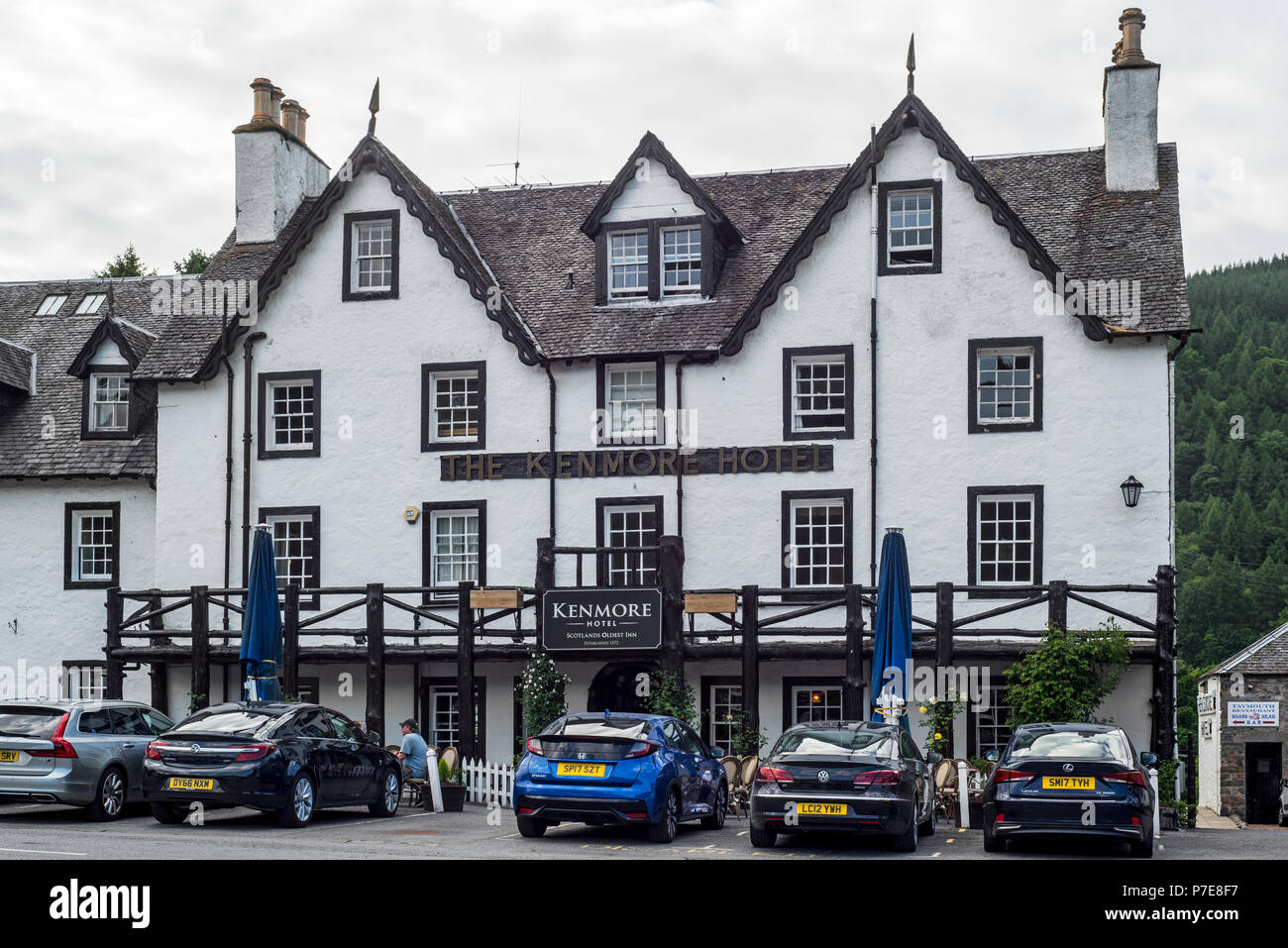 Le vetture dei turisti di fronte all'Hotel a Kenmore, Perth and Kinross, Perthshire nelle Highlands della Scozia, Regno Unito Foto Stock