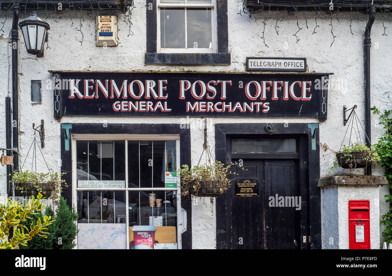 La Kenmore Post Office e mercanti generale, Perth and Kinross, Perthshire nelle Highlands della Scozia, Regno Unito Foto Stock