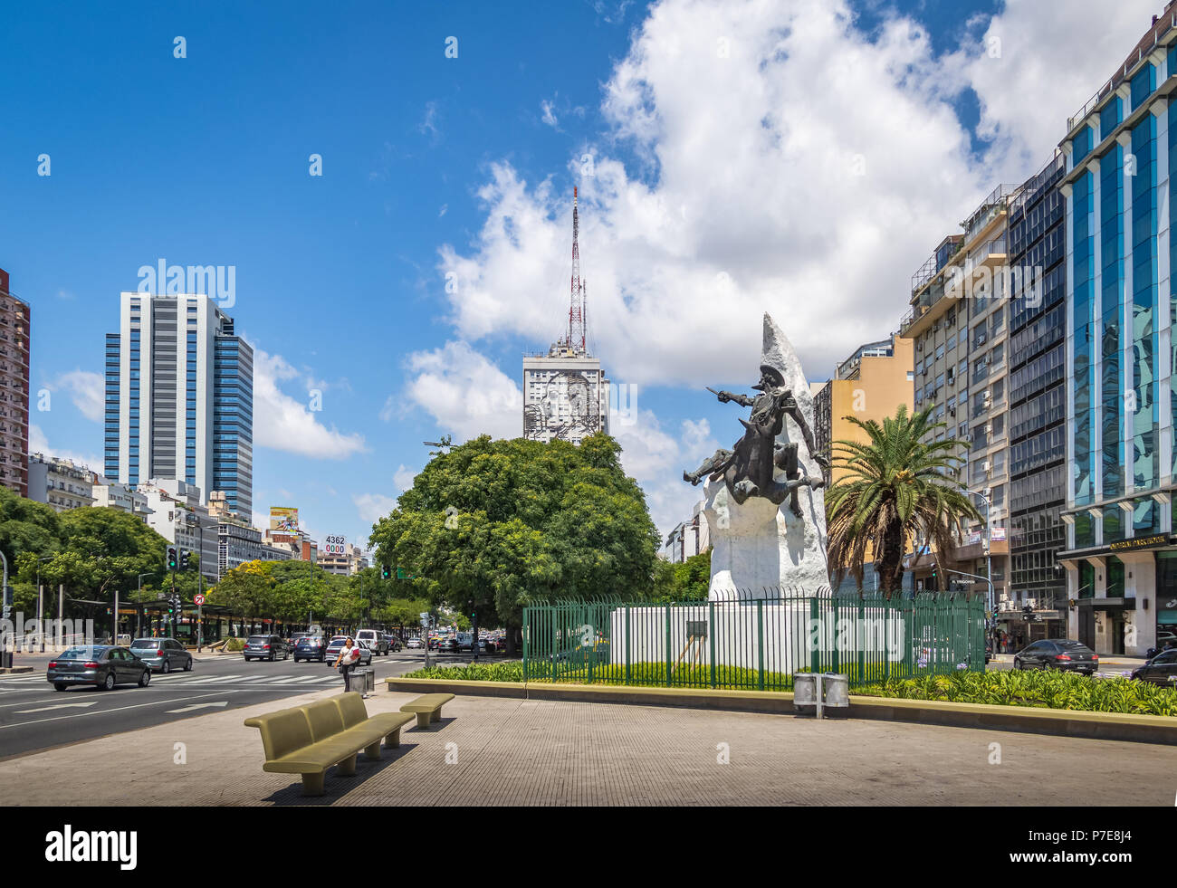 9 de Julio Avenue e Don Quijote de la Mancha monumento - Buenos Aires, Argentina Foto Stock