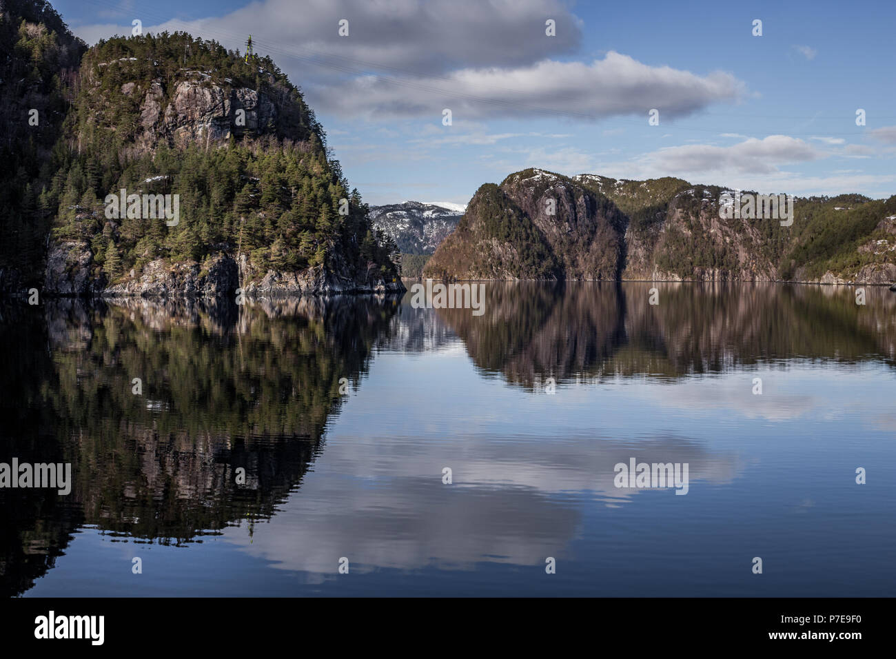 Mare calmo nel fiordo norvegese Osterfjorden, creando riflessi da Bergen a Mostraumen crociera. Foto Stock