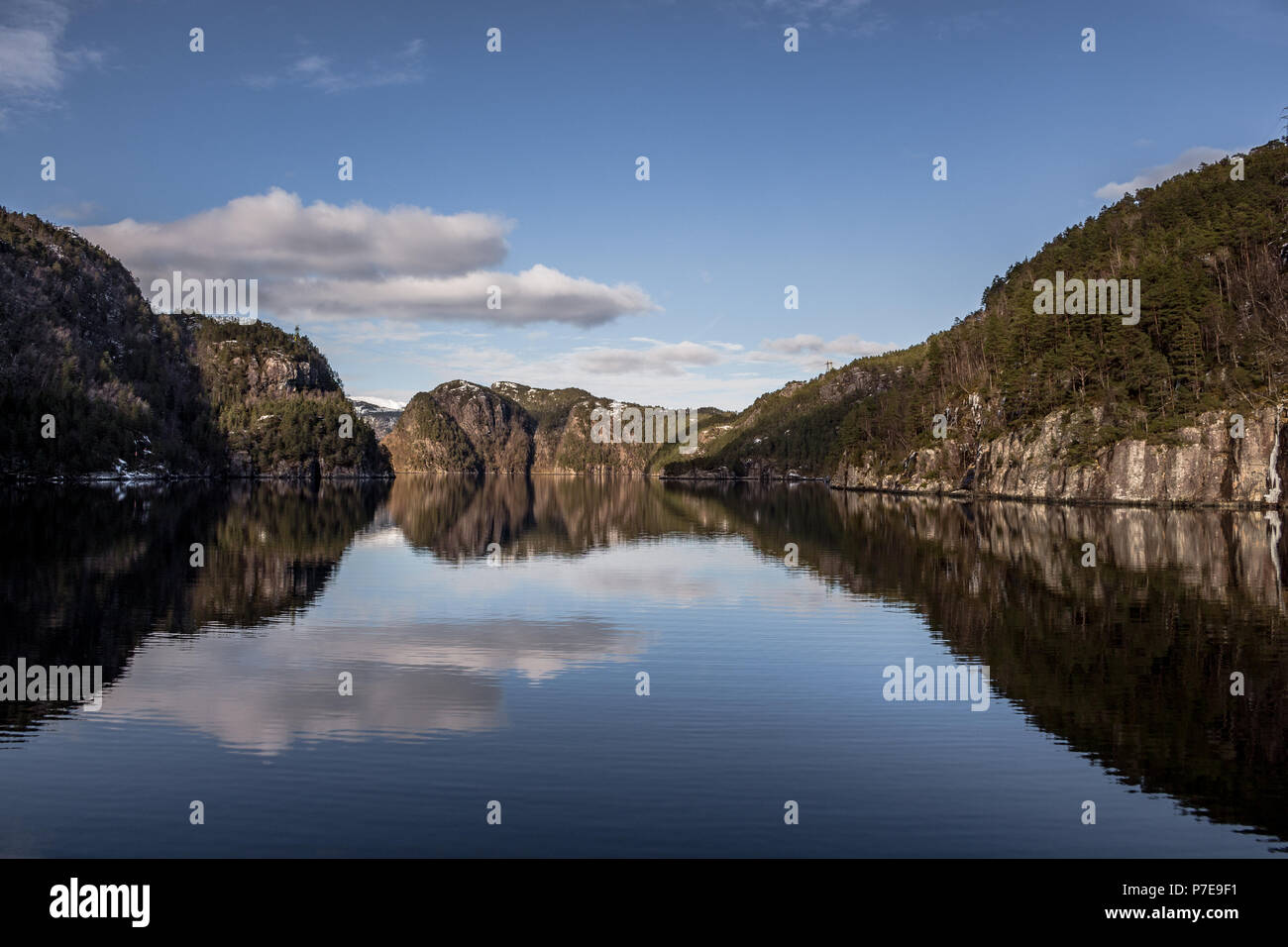 Mare calmo nel fiordo norvegese Osterfjorden, creando riflessi da Bergen a Mostraumen crociera. Foto Stock
