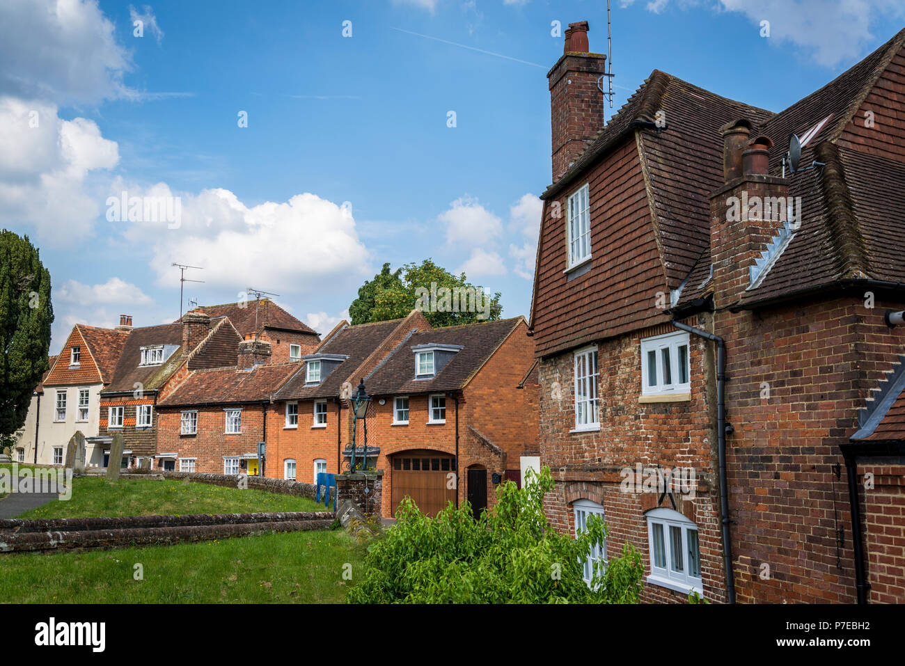 Case intorno al St Andrew's sagrato, Farnham, Surrey. Inghilterra, Regno Unito Foto Stock