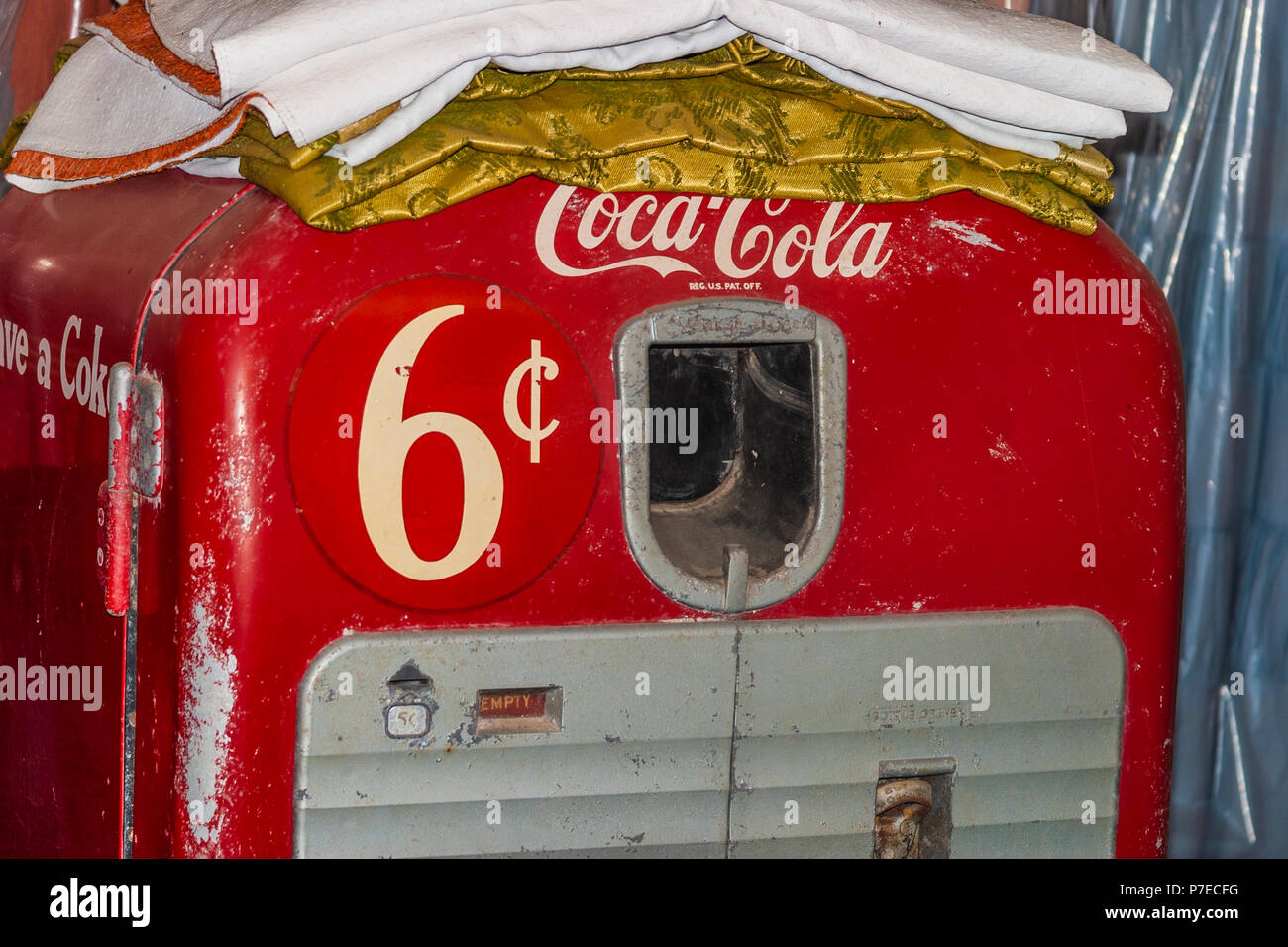 Museo di antiquariato e villaggio con auto d'epoca e camion e vecchi edifici della comunità al salmone Parco Lago Vicino a Crockett, TX. Vecchio Coca-cola dispenser. Foto Stock