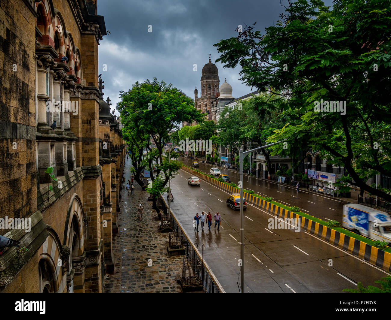 MUMBAI, India - 24 Giugno 2018 : strade vuote con nessun traffico al CST Mumbai durante i giorni di pioggia. Foto Stock