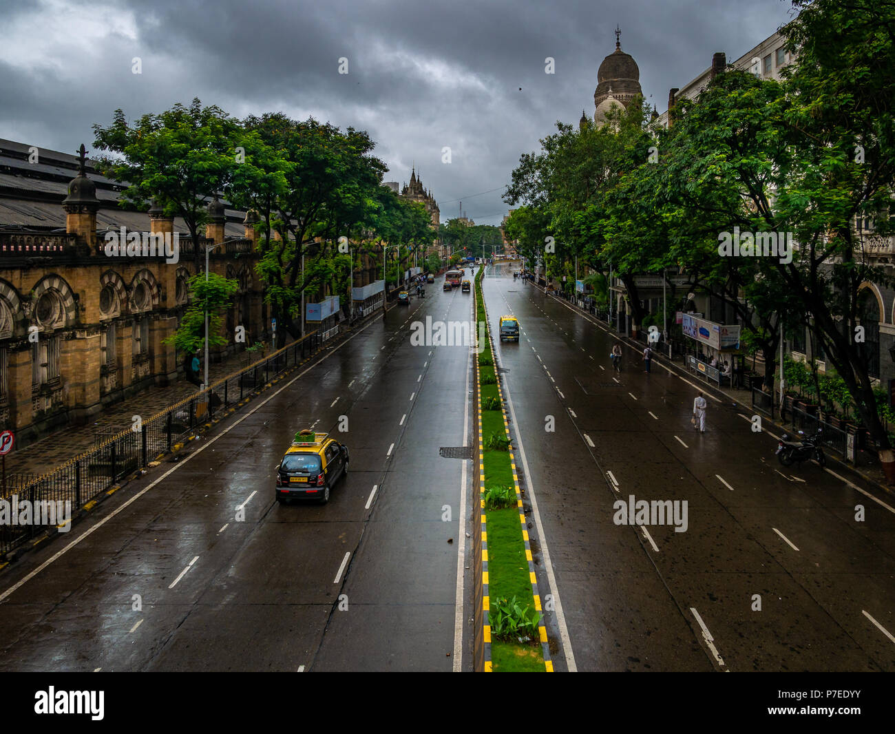 MUMBAI, India - 24 Giugno 2018 : strade vuote con nessun traffico al CST Mumbai durante i giorni di pioggia. Foto Stock