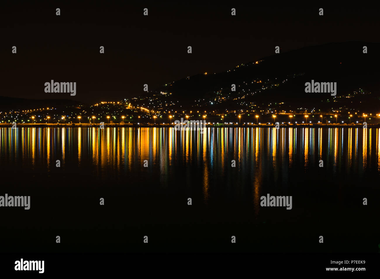 L'Harbour City Lights riflessione in mare Foto Stock