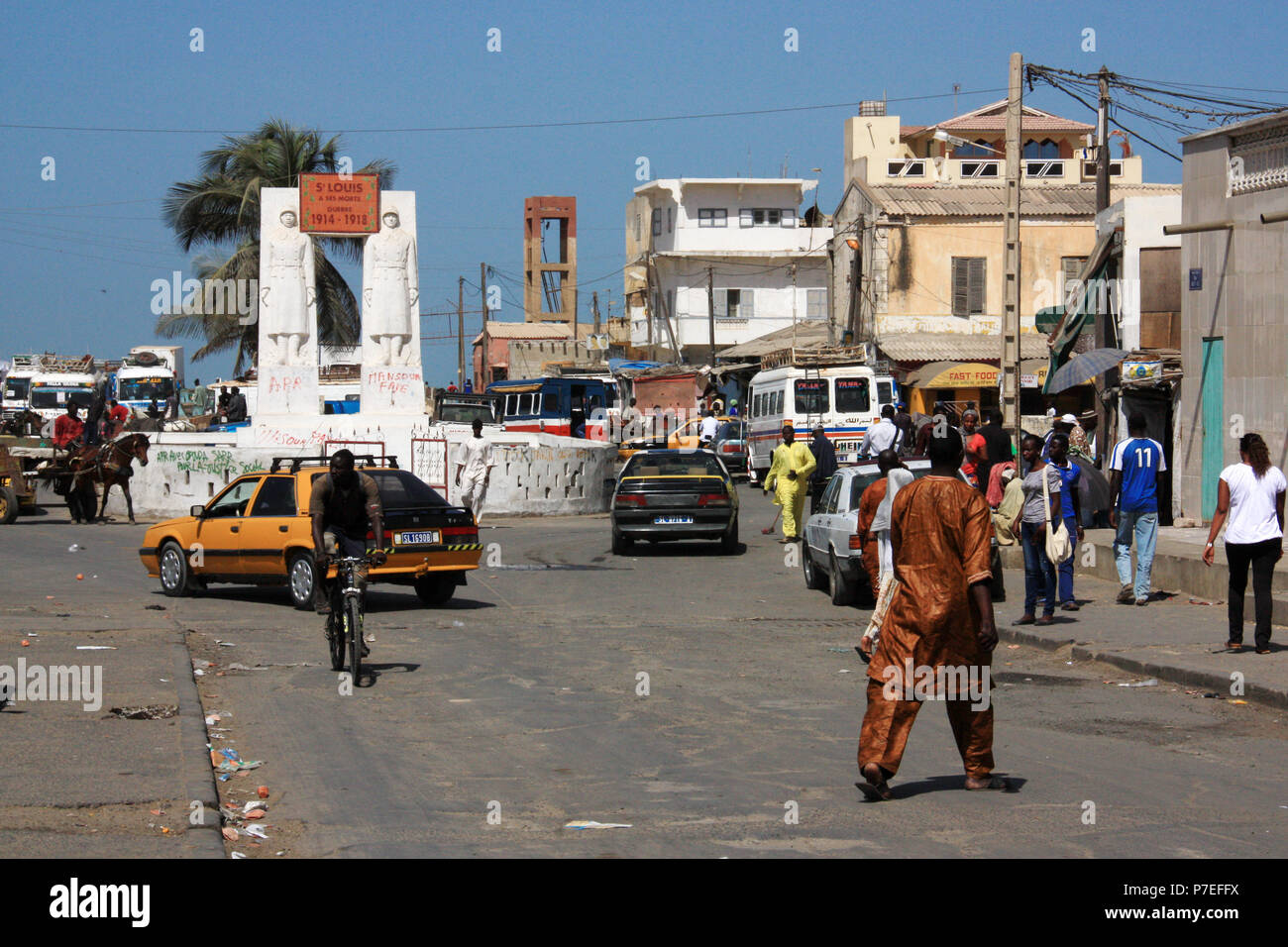 Vivace piazza principale di Saint-Louis du Sénégal: automobili, cavallo di carrelli, biciclette e pedoni sono in tutto il luogo Foto Stock