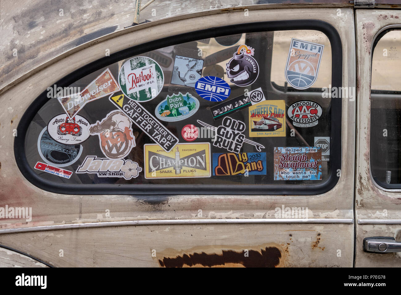 Adesivi avvistato su un finestrino laterale di un vintage Volkswagen maggiolino. Foto Stock