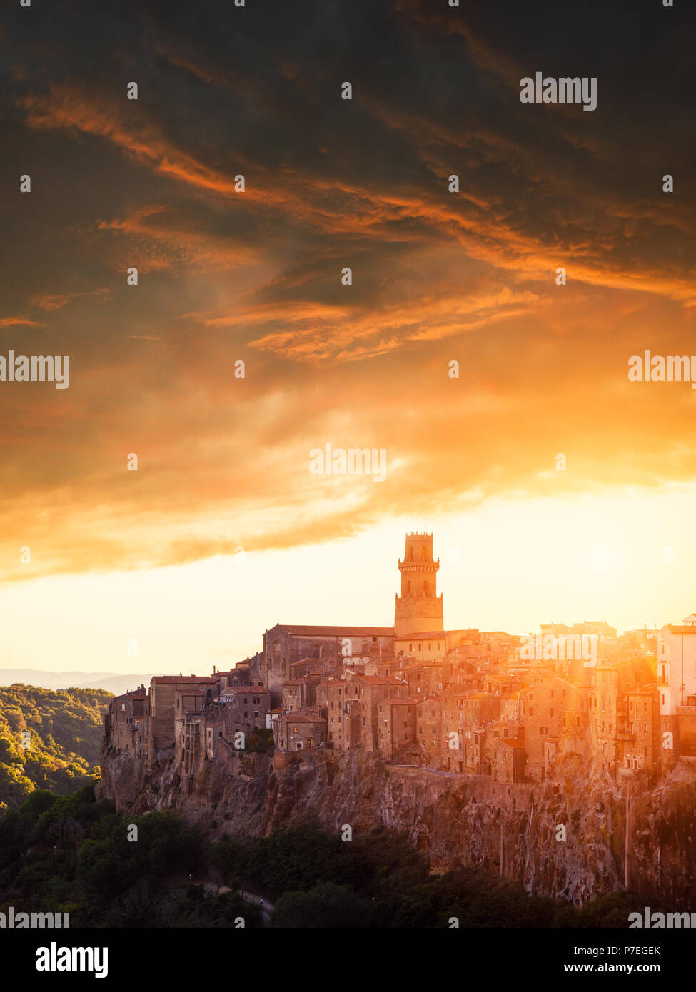 Il tramonto sulla città toscana, Pitigliano borgo medievale sul tufo rocky hill. L'Italia, l'Europa. Foto Stock