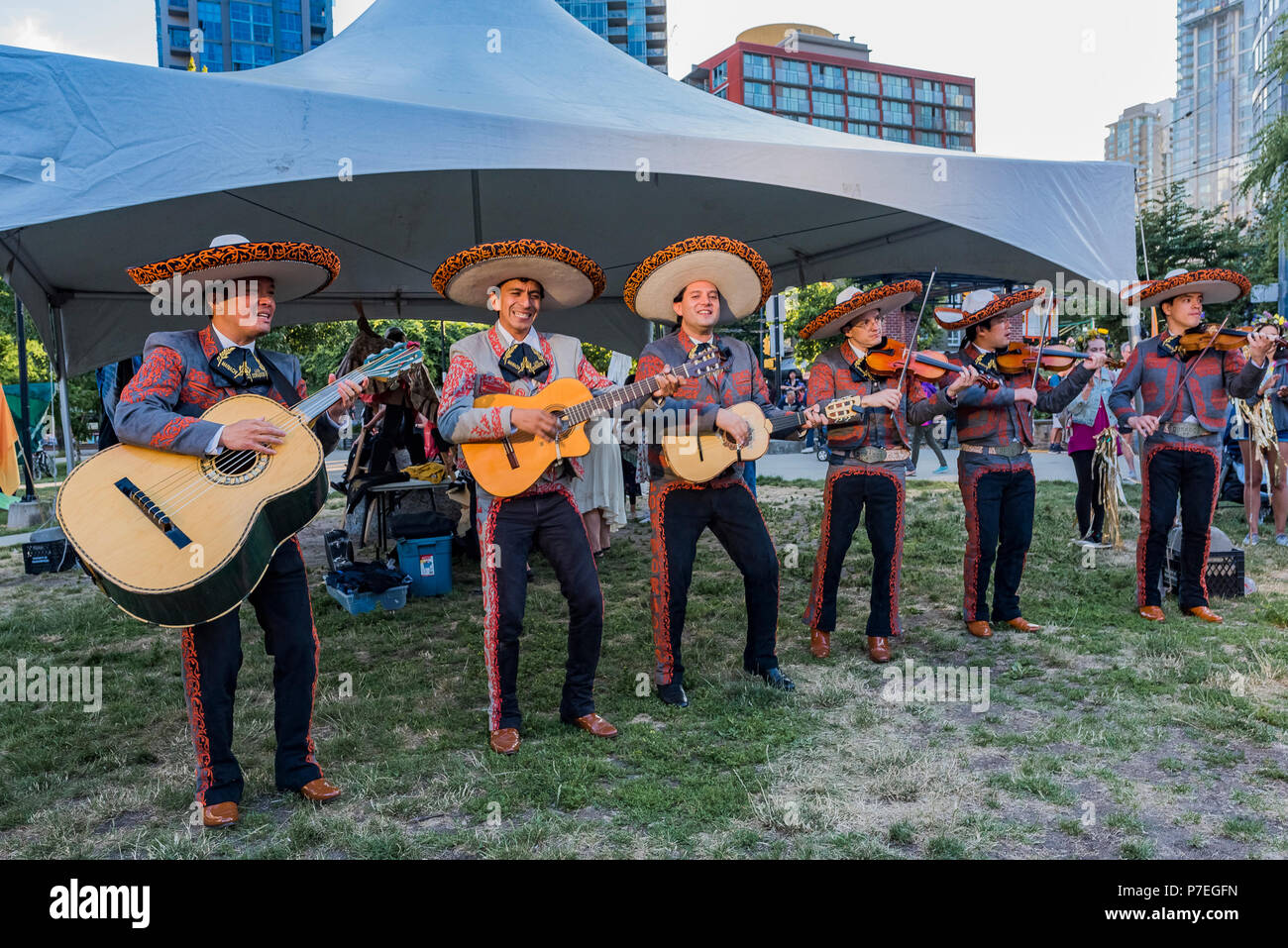 Messicano banda Mariachi, Los Dorados, Gathering Festival, solstizio d'estate celebrazione, Vancouver, Emery Barnes Park, British Columbia, Canada. Foto Stock