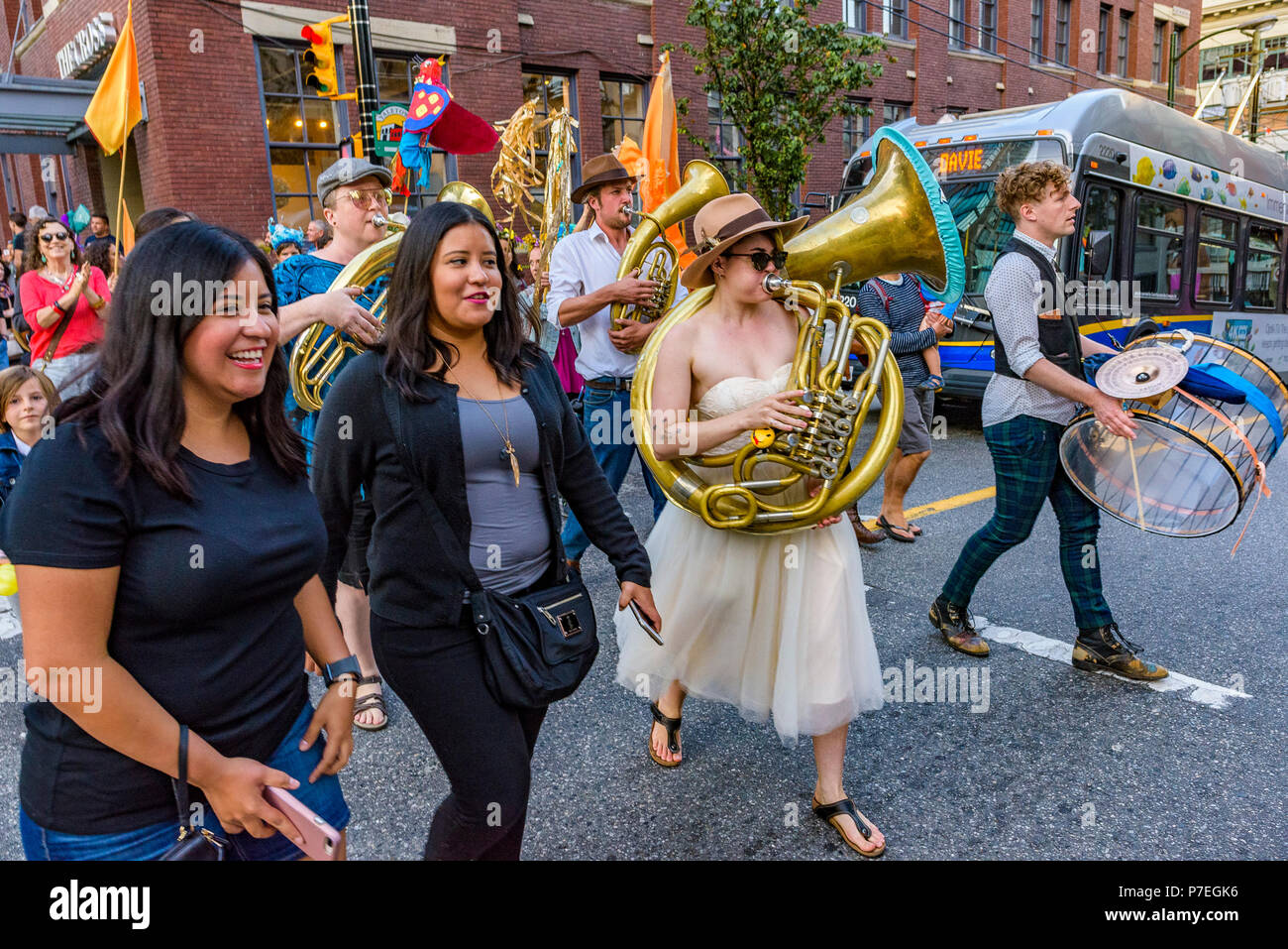 Parade, il Gathering Festival, solstizio d'estate celebrazione, Vancouver, British Columbia, Canada. Foto Stock