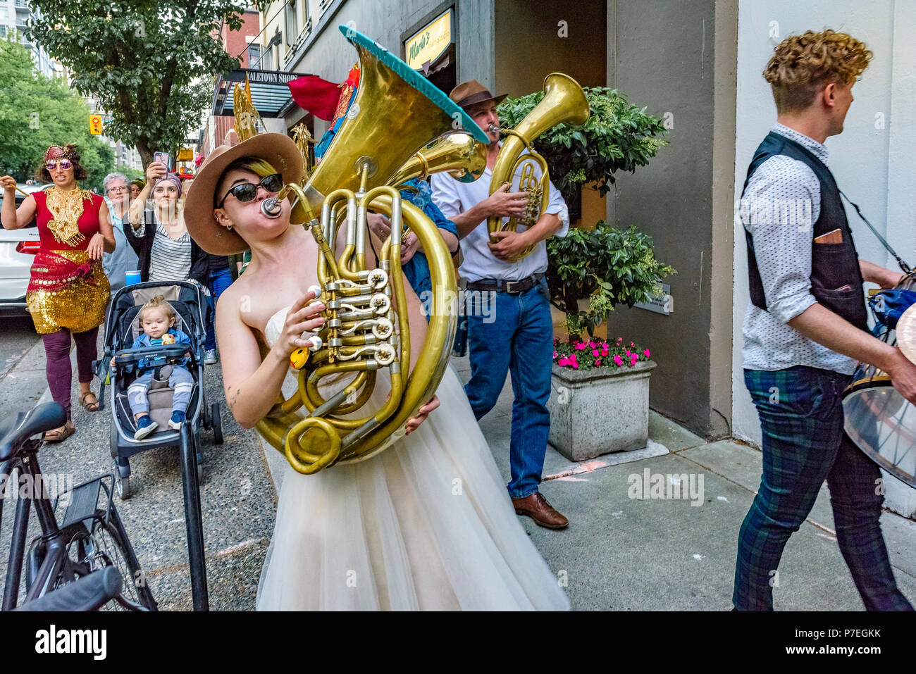 Parade, il Gathering Festival, solstizio d'estate celebrazione, Vancouver, British Columbia, Canada. Foto Stock